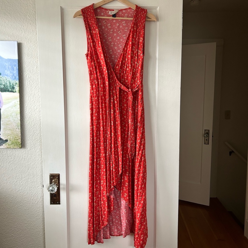 Universal Thread Women’s Medium Wrap Dress Red w/ Floral Print